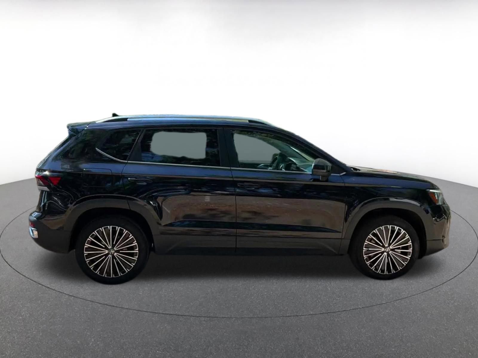 Used 2025 Volkswagen Taos SE FWD image 16