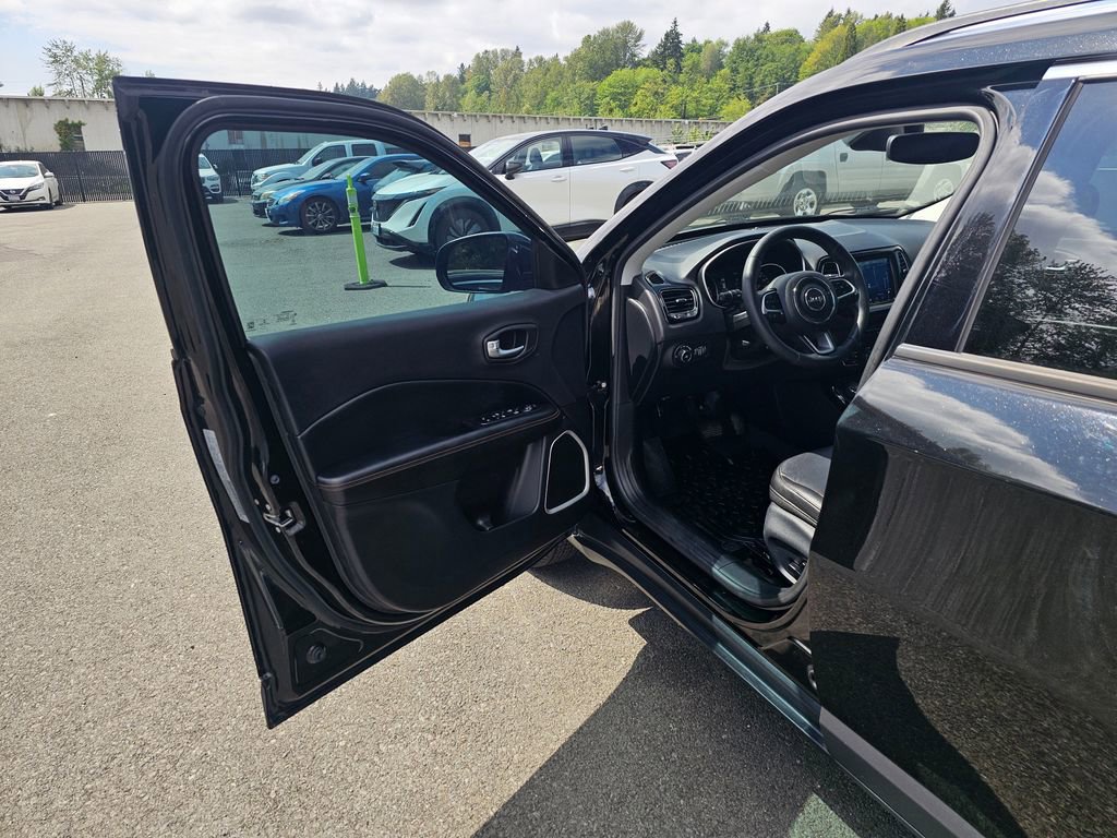 Used 2018 Jeep Compass Limited w/ Navigation Group AWD/4WD image 18