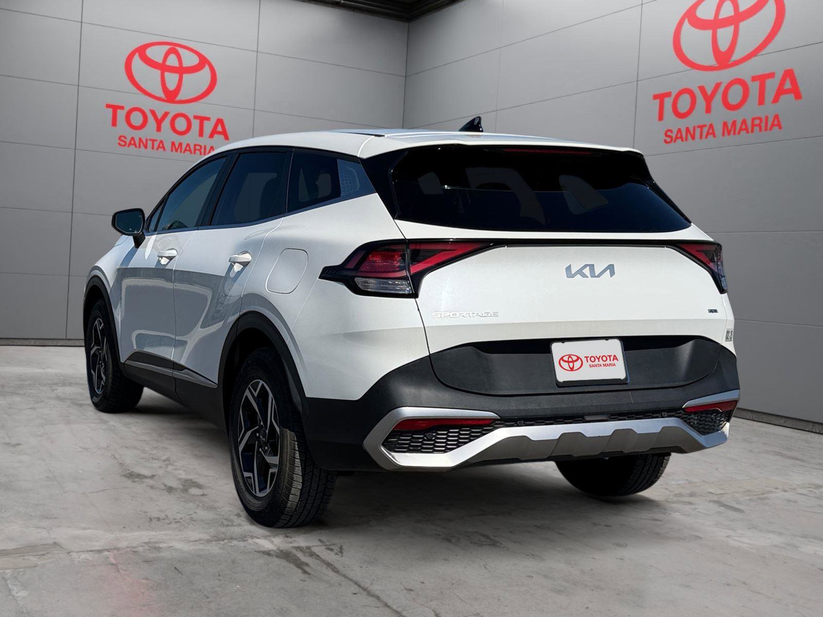 Used 2023 Kia Sportage LX image 2