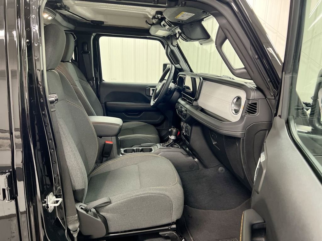 Used 2025 Jeep Wrangler Sahara image 21