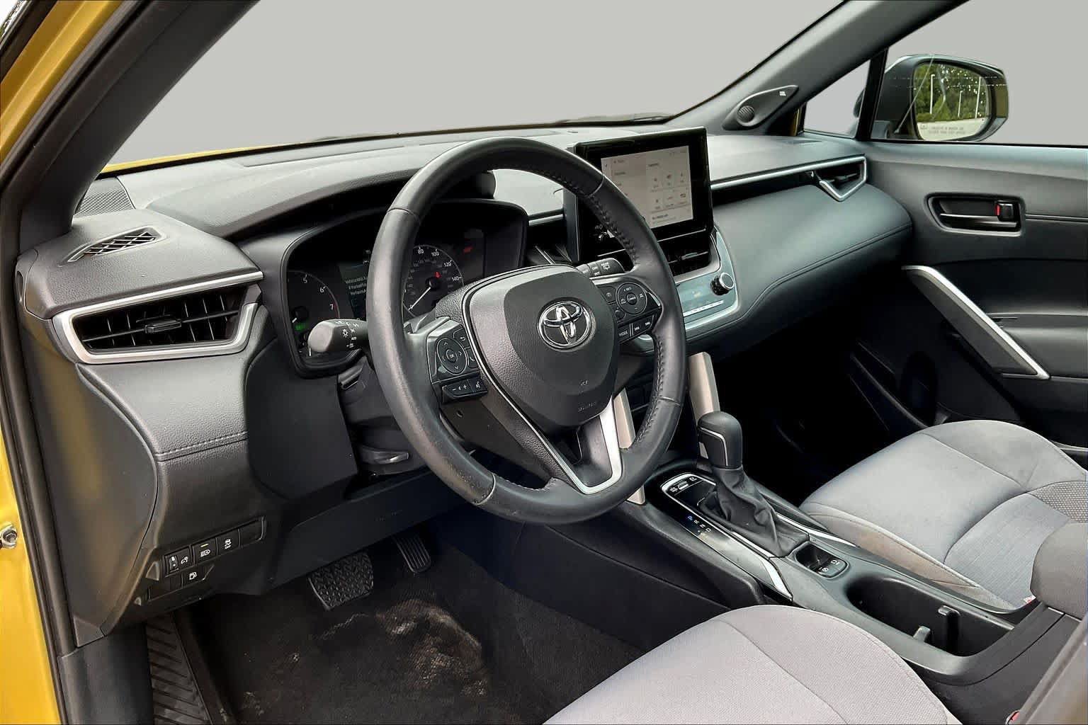 Used 2024 Toyota Corolla Cross AWD Hybrid w/ Moonroof Package image 18