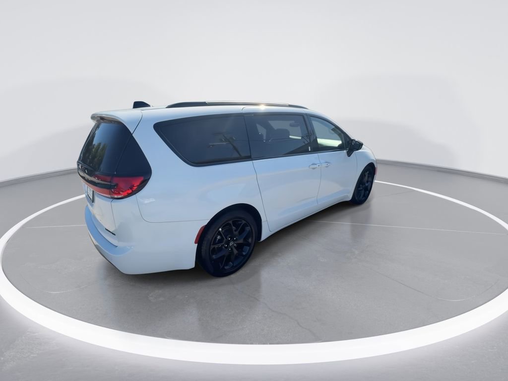 Used 2025 Chrysler Pacifica Limited FWD image 8