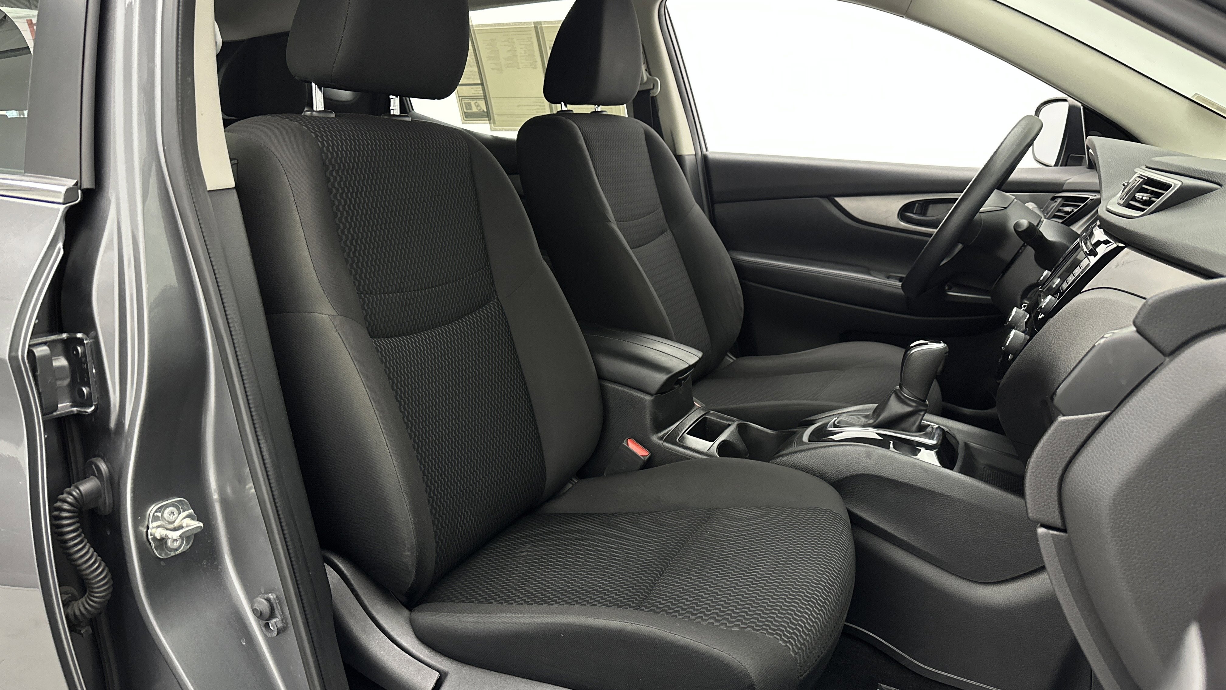 Used 2020 Nissan Rogue Sport S image 31