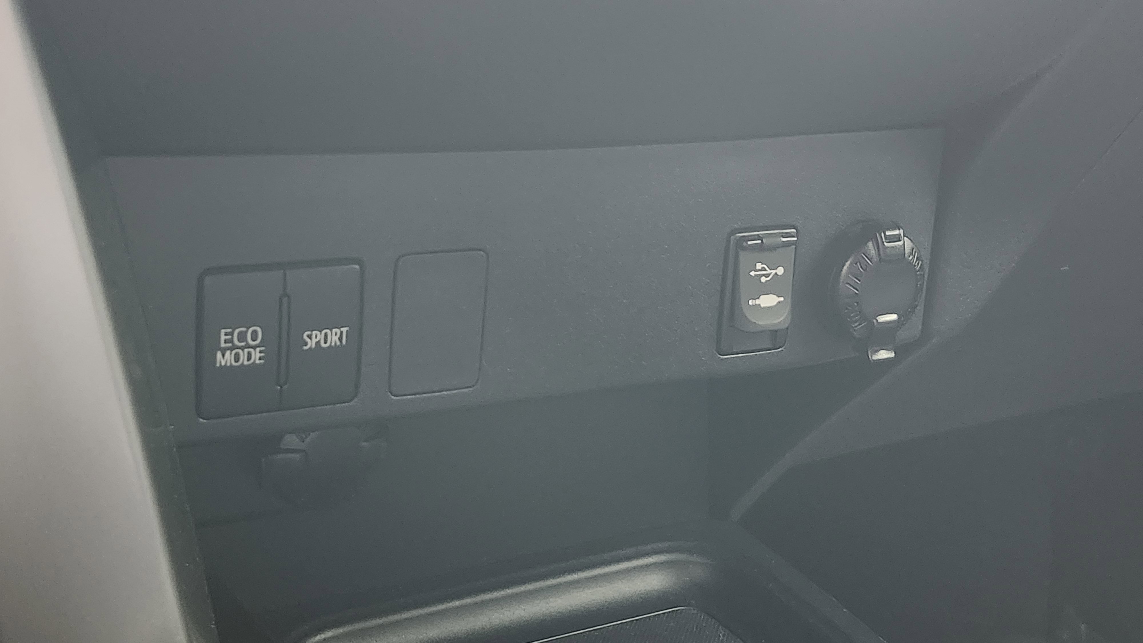 Used 2017 Toyota RAV4 LE image 27