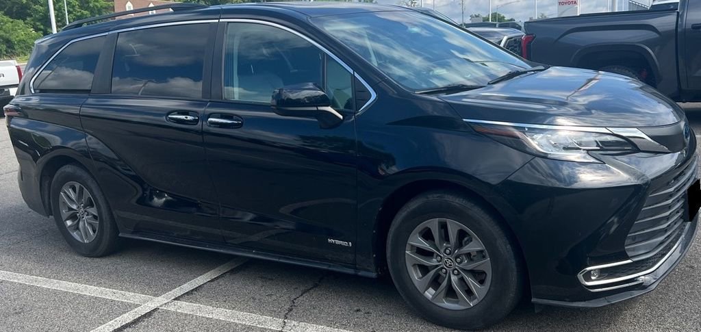Used 2021 Toyota Sienna XLE w/ XLE Plus Package FWD image 3