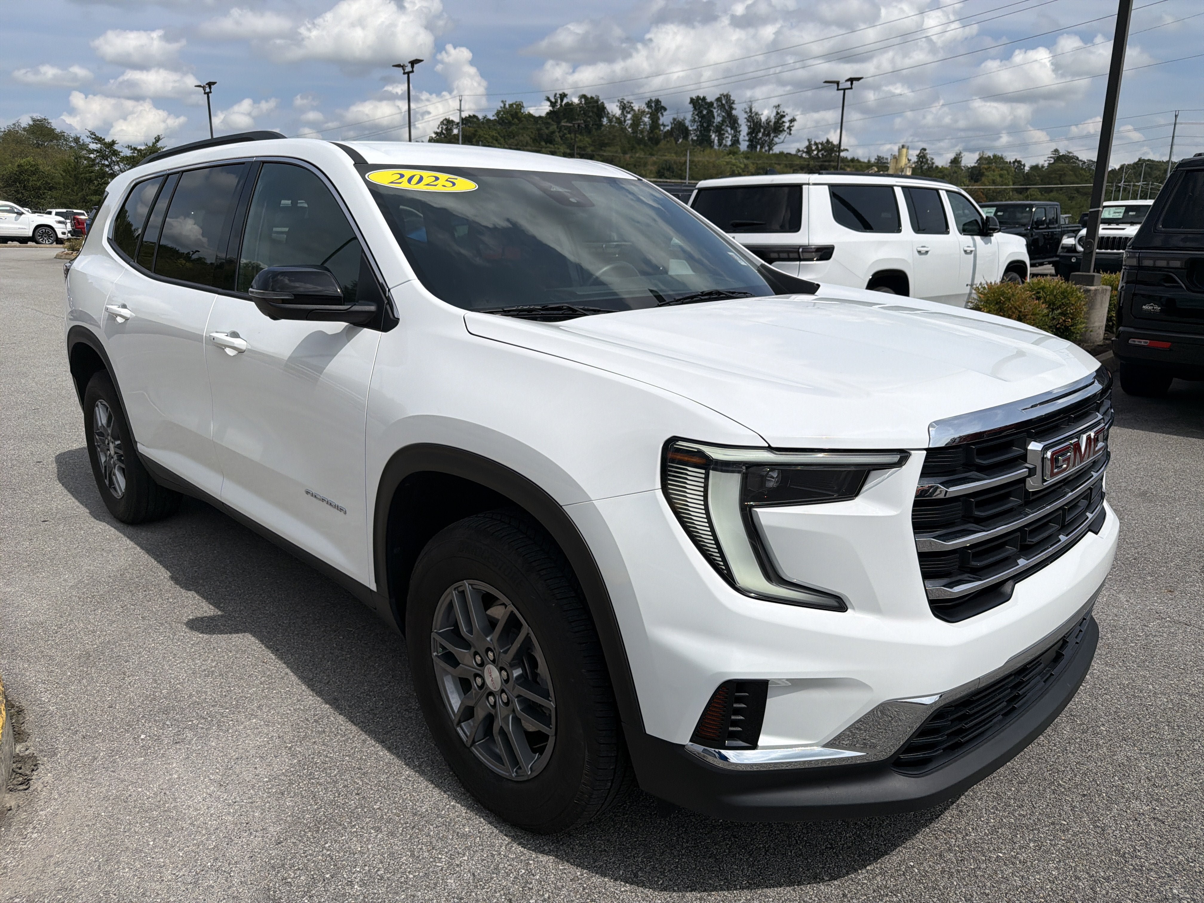 Used 2025 GMC Acadia Elevation FWD image 4