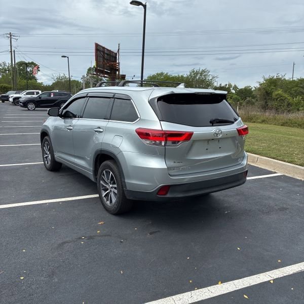 Used 2018 Toyota Highlander XLE image 2