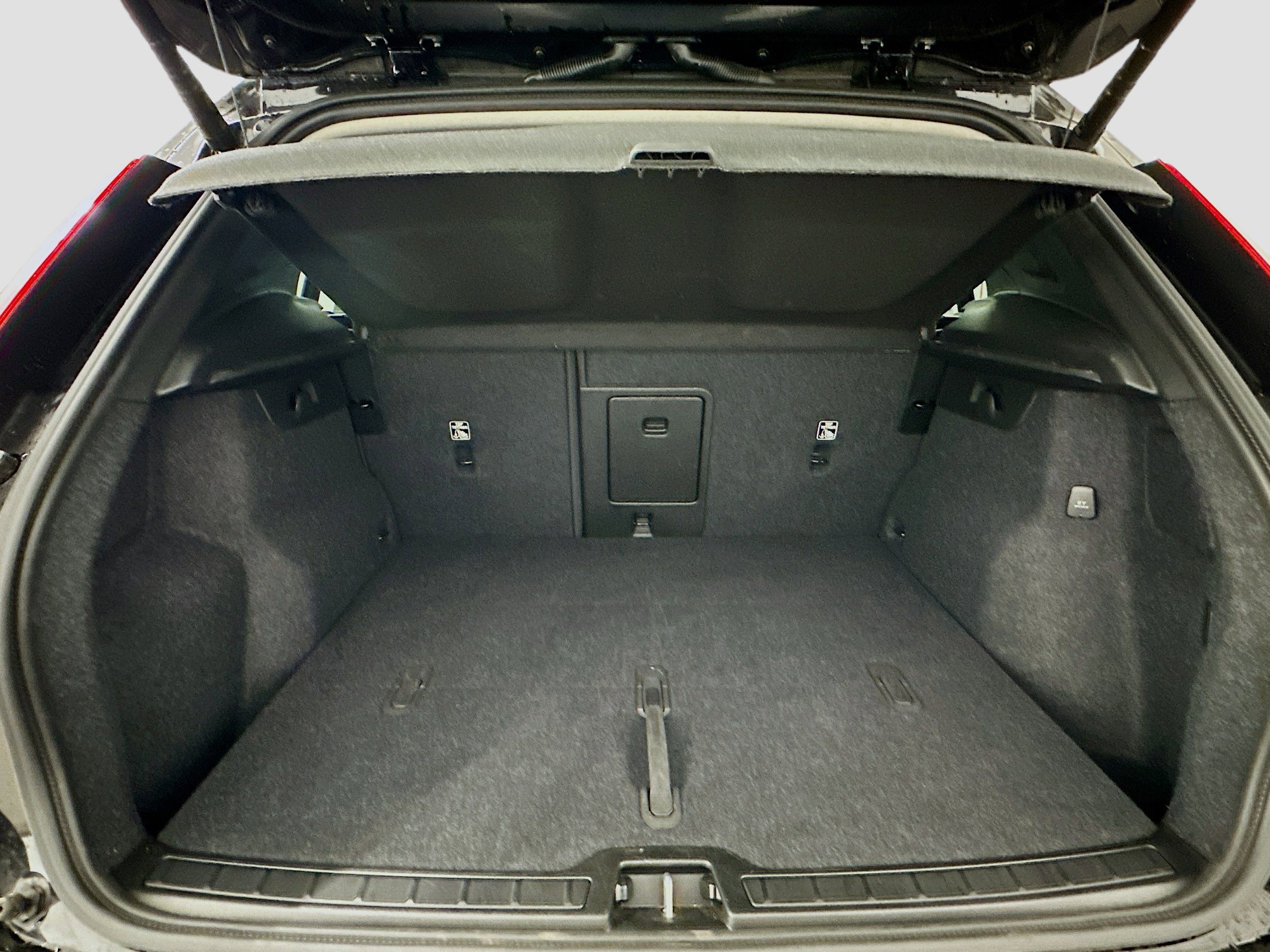 Used 2025 Volvo XC40 B5 Plus image 31