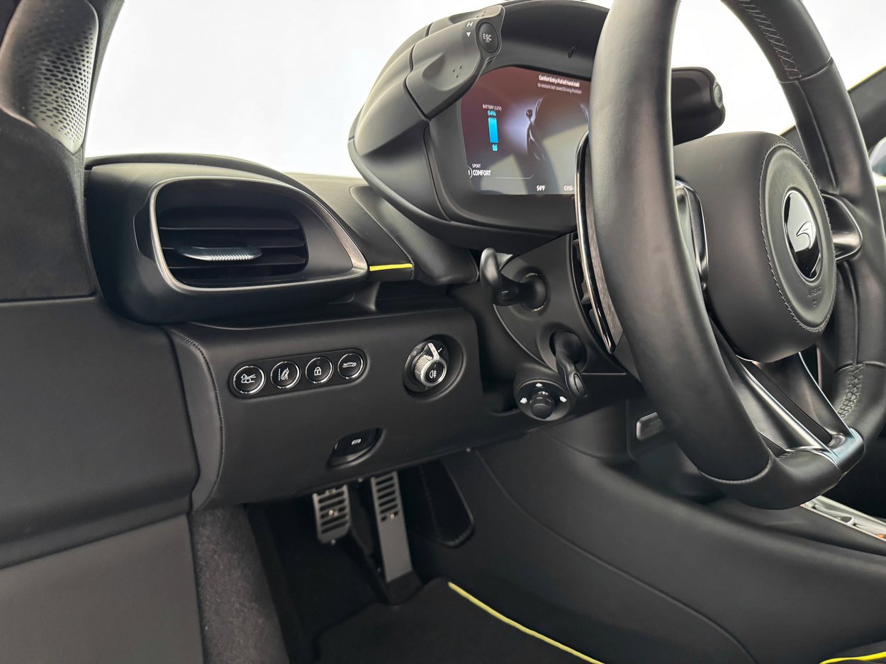 Used 2023 McLaren Artura image 16