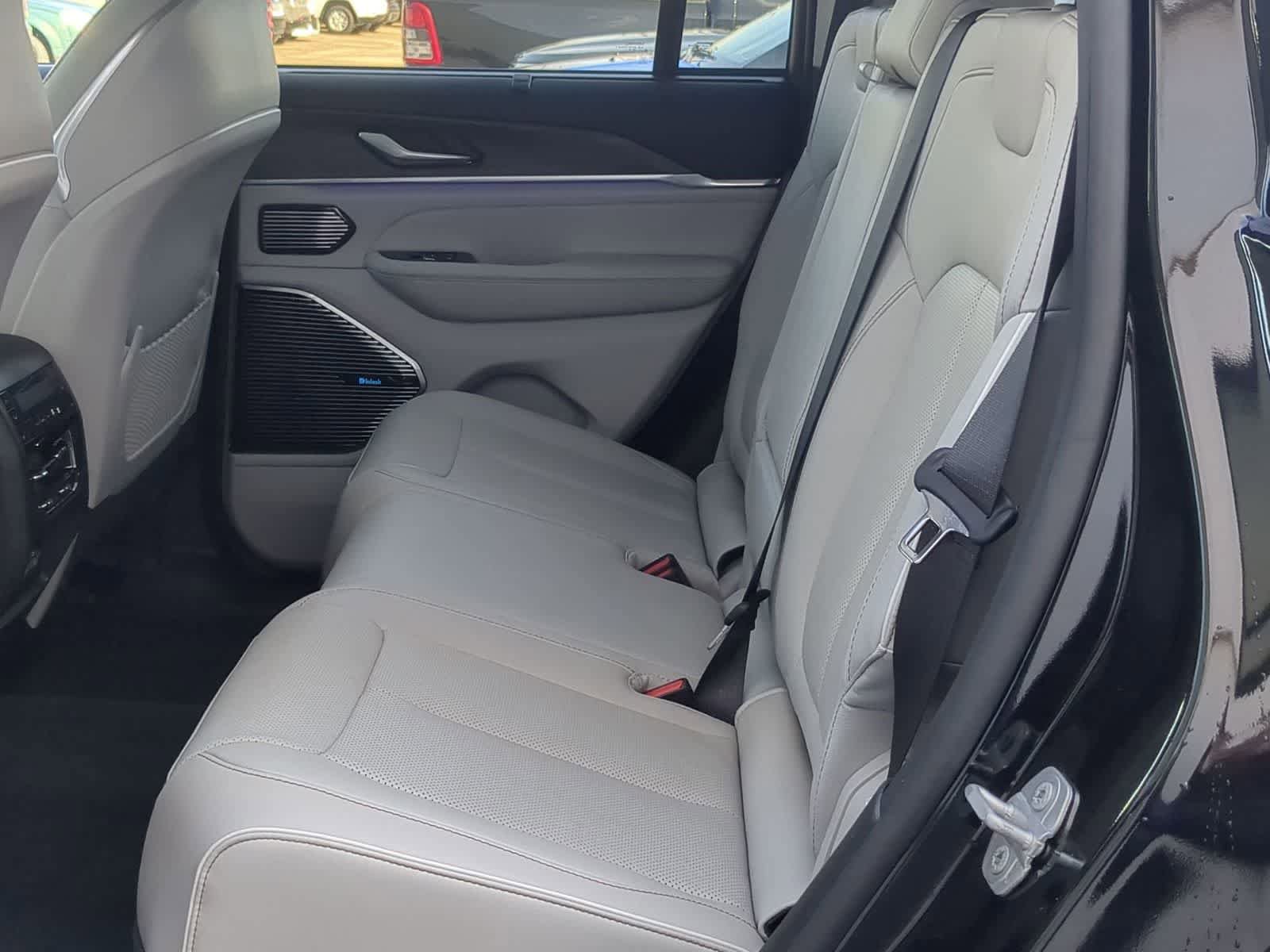 Certified 2023 Jeep Grand Cherokee Overland w/ Luxury Tech Group IV image 19