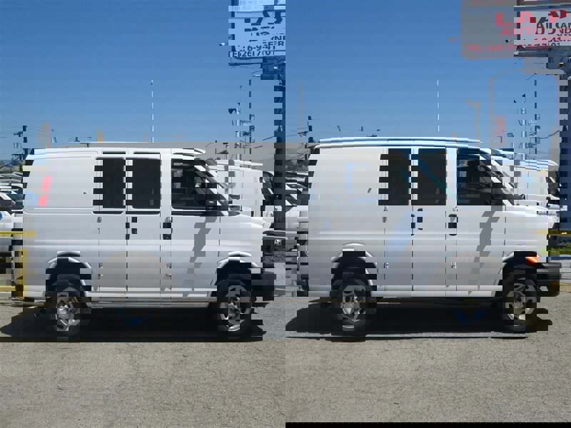 Used 2014 Chevrolet Express 2500 image 2