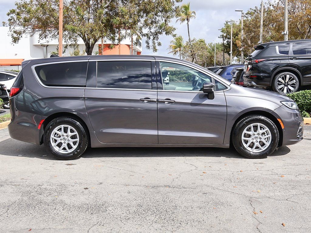 Used 2023 Chrysler Pacifica Touring-L FWD image 19