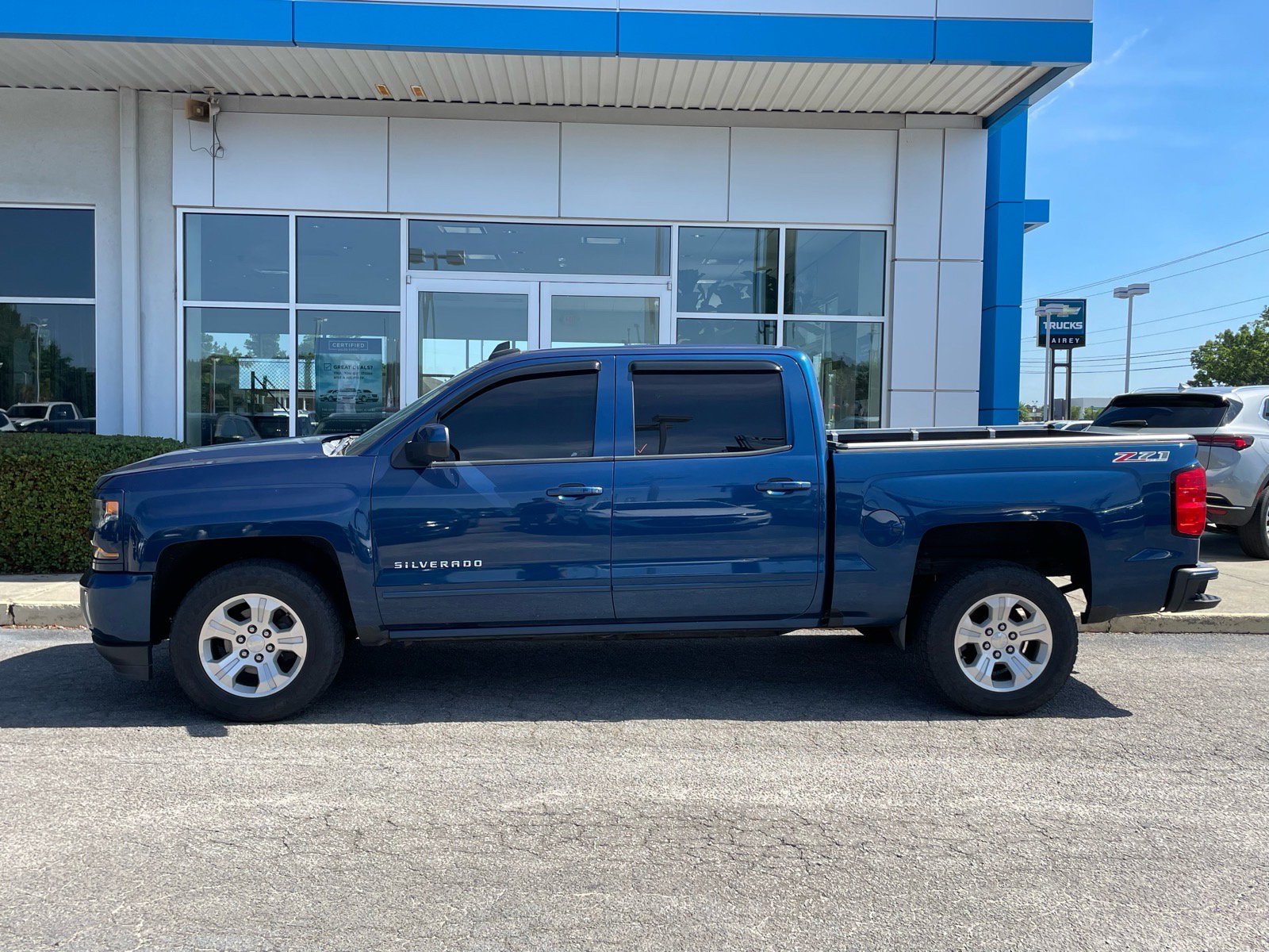 Used 2017 Chevrolet Silverado 1500 LT w/ All Star Edition AWD/4WD image 2