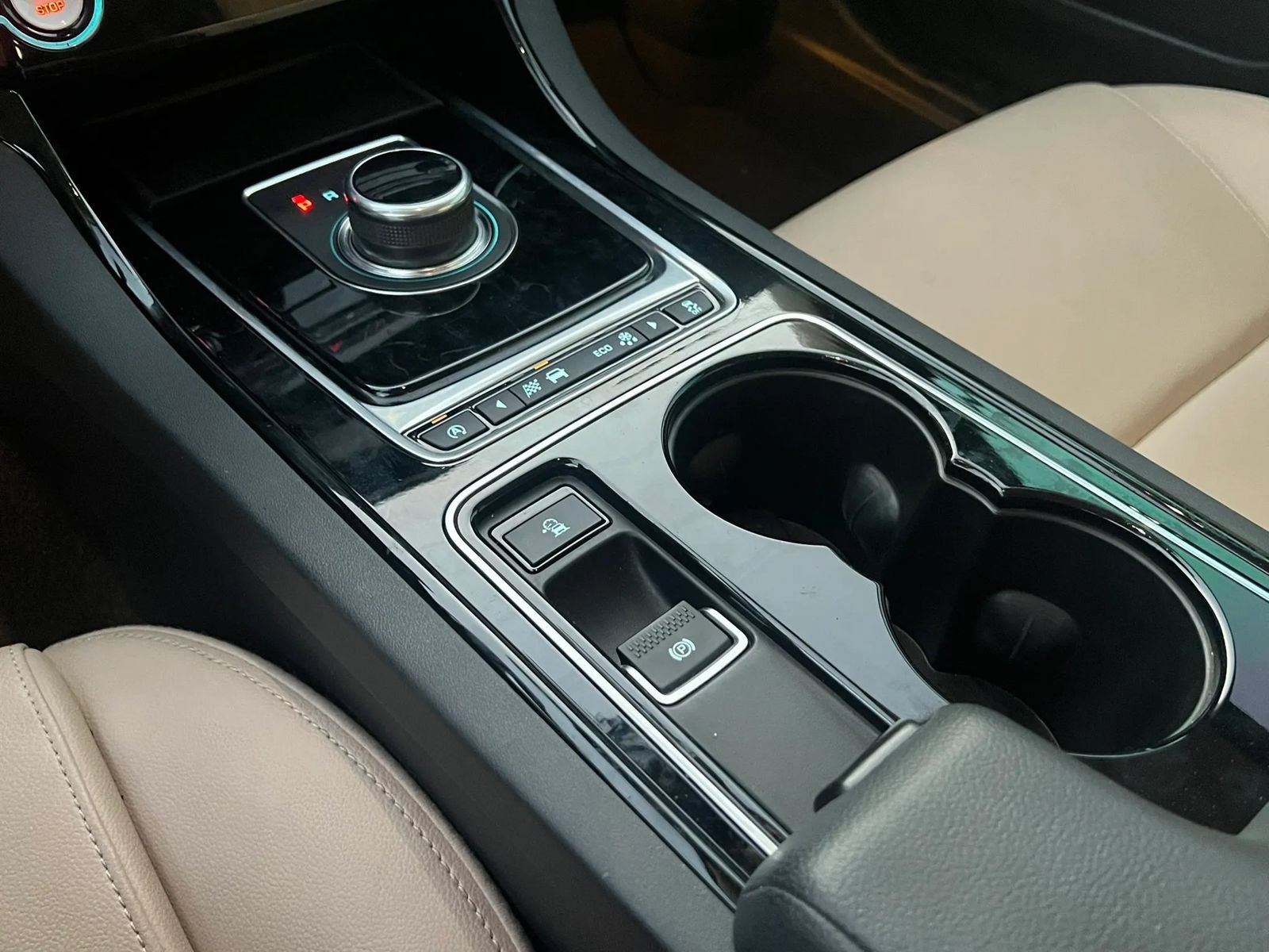 Used 2017 Jaguar XE RWD image 35
