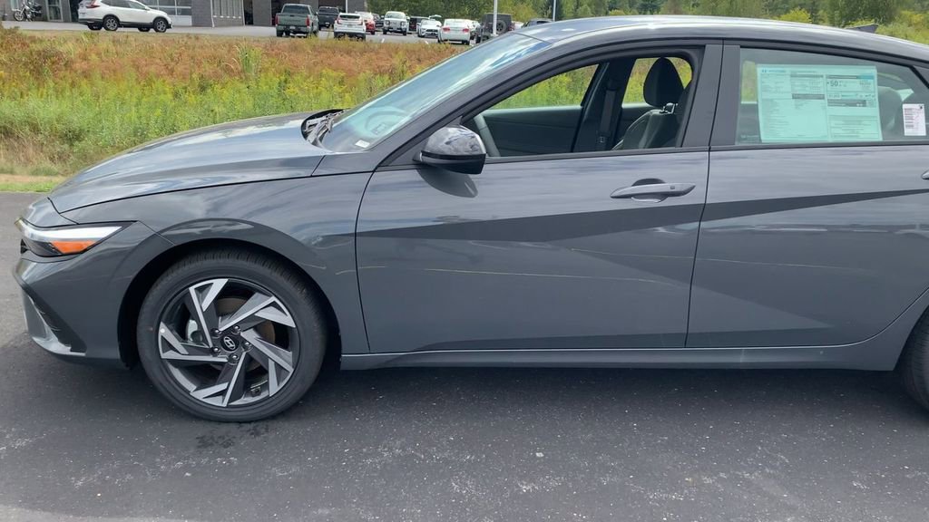 New 2025 Hyundai Elantra SEL FWD image 4
