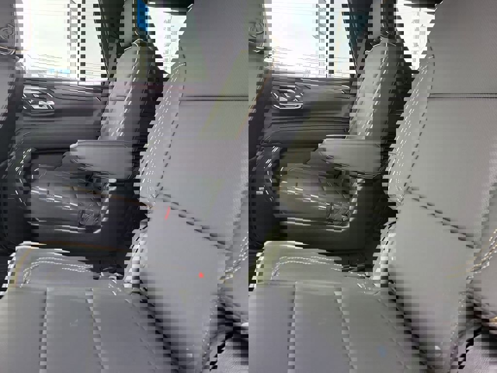 Used 2024 GMC Yukon SLT w/ SLT Luxury Package image 12