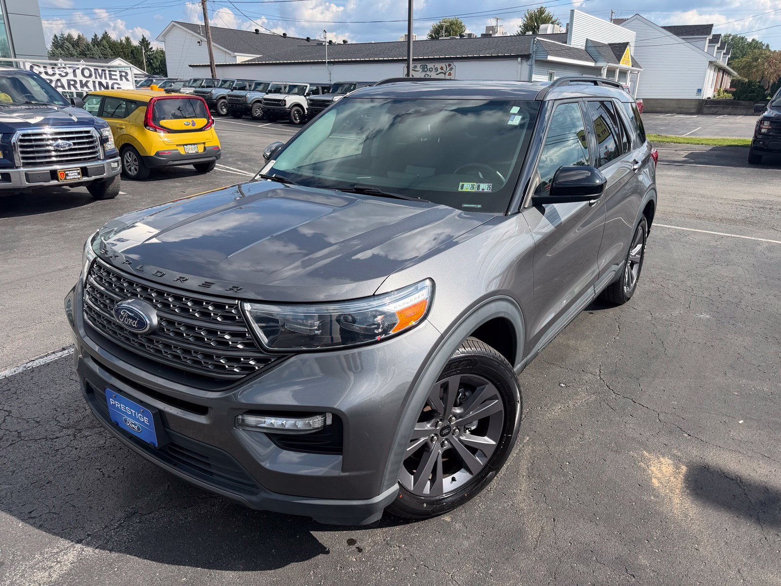 Used 2022 Ford Explorer XLT w/ Equipment Group 202A AWD/4WD image 3