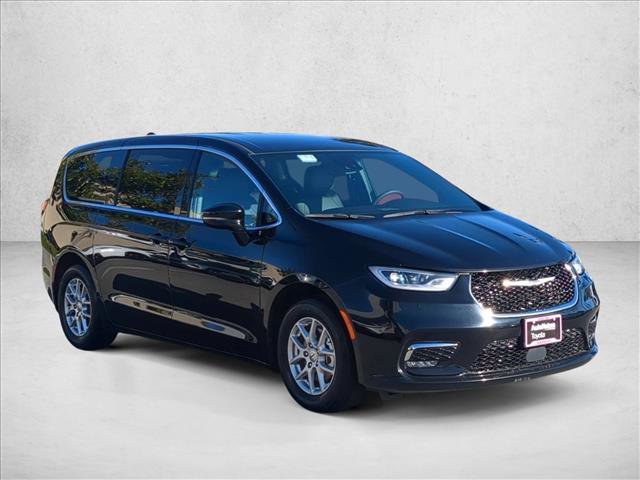 Used 2025 Chrysler Pacifica Select image 3