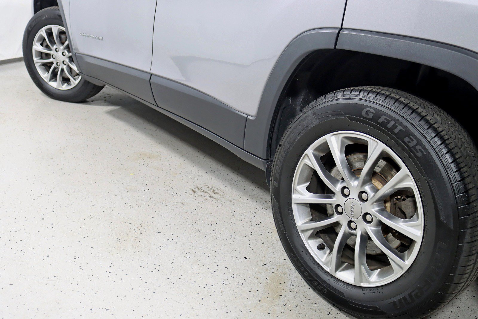 Used 2019 Jeep Cherokee Latitude Plus w/ Cold Weather Group AWD/4WD image 12