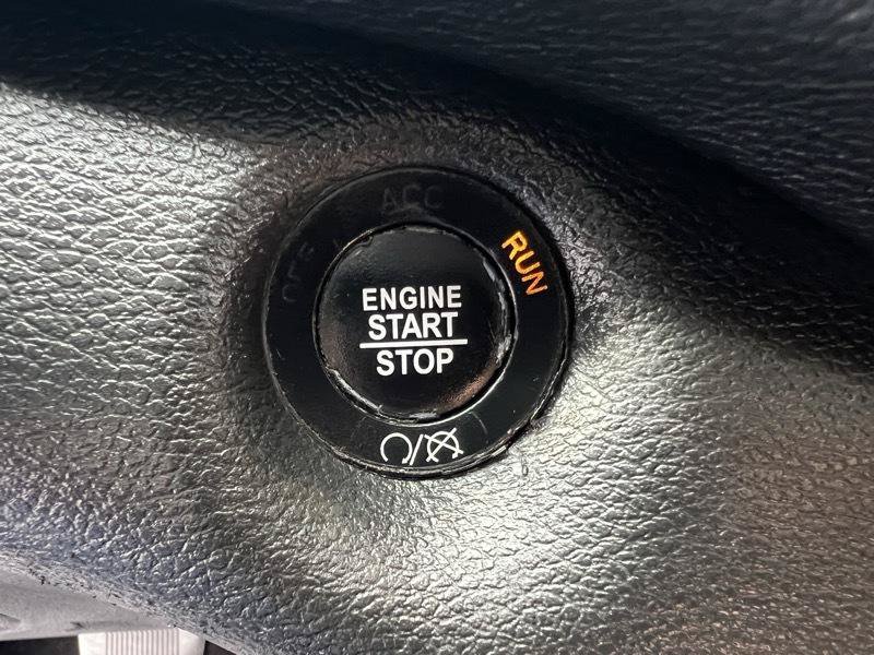 Used 2019 Jeep Cherokee Latitude Plus FWD image 18