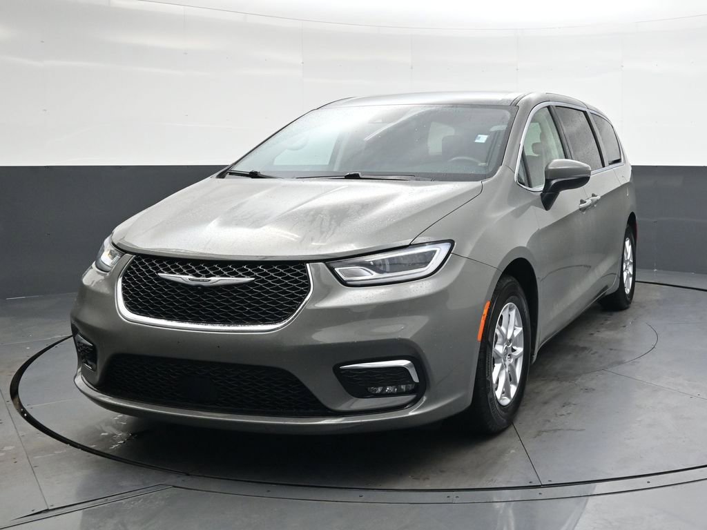 Used 2023 Chrysler Pacifica Touring-L image 9