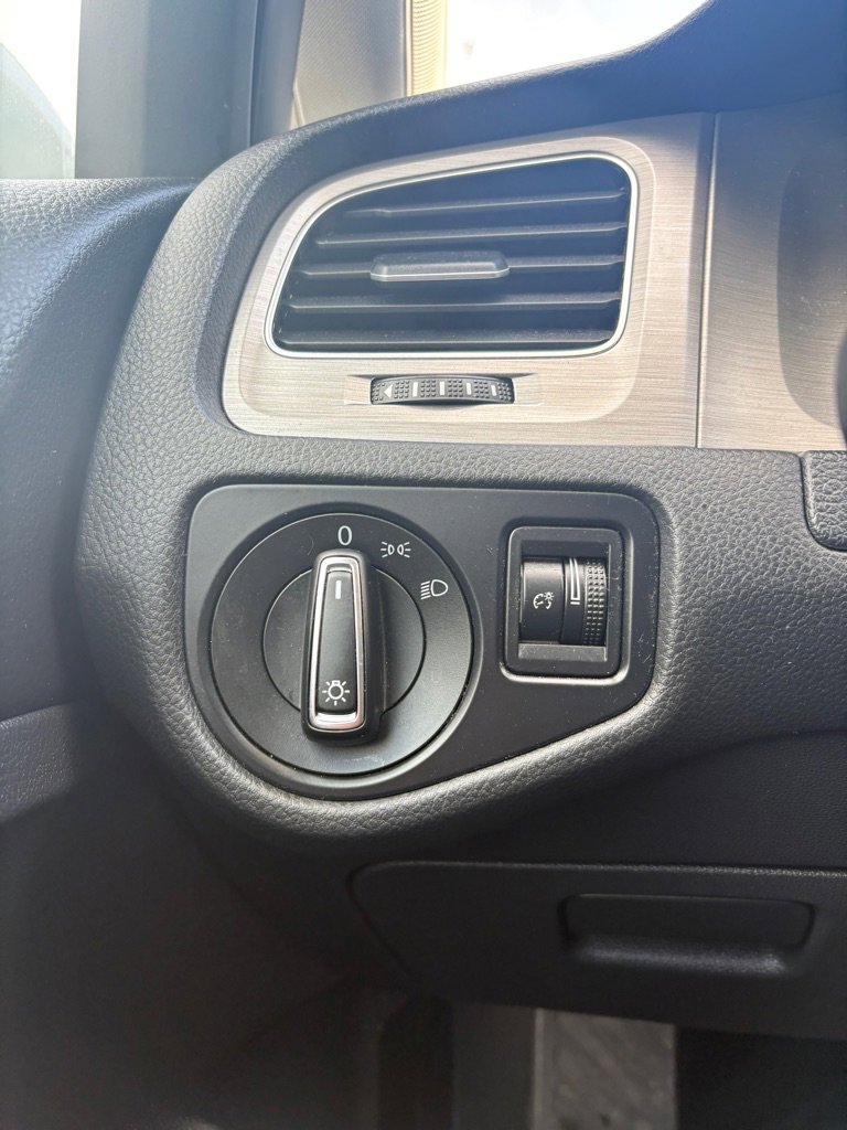 Used 2016 Volkswagen Golf S image 22