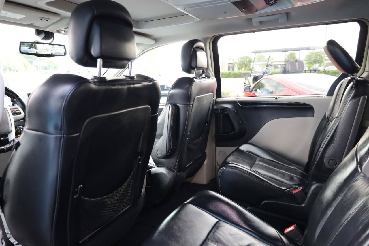 Used 2015 Chrysler Town & Country Limited Platinum FWD image 16