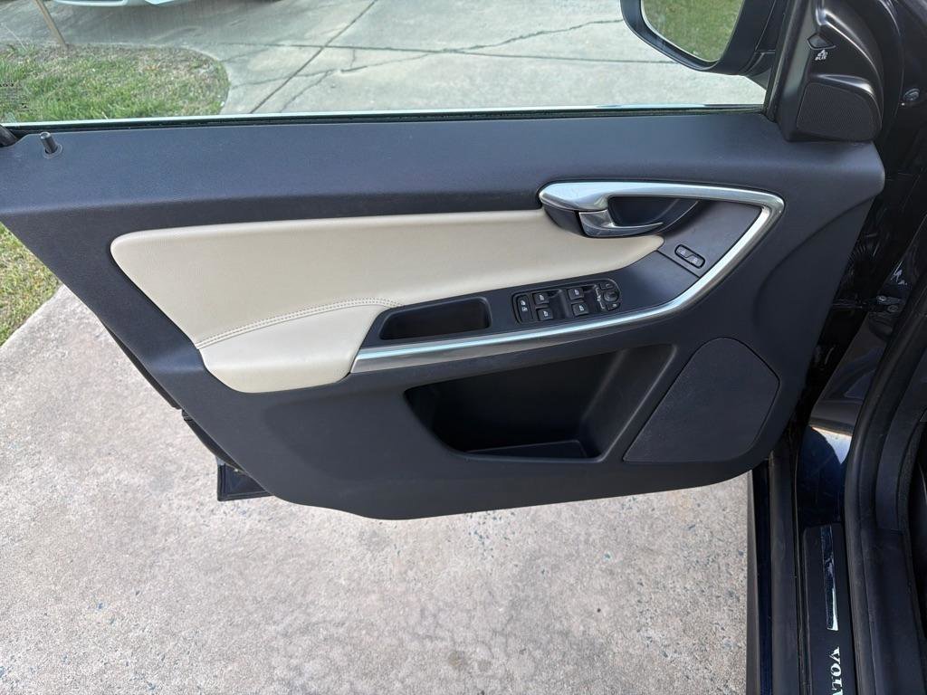 Used 2016 Volvo XC60 T5 Premier w/ Proximity Package image 35