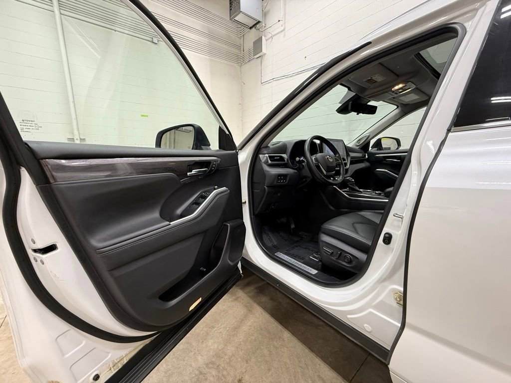 Used 2022 Toyota Highlander Limited image 33