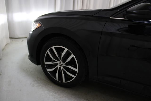 Used 2025 Volkswagen Jetta SE w/ Sunroof Package image 31