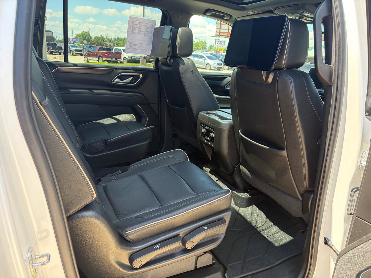 Used 2022 Chevrolet Suburban Premier w/ Premium Package AWD/4WD image 10