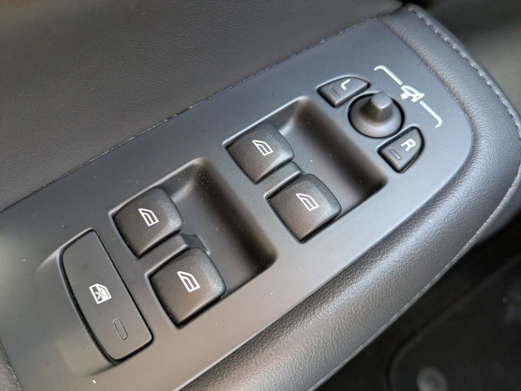 Certified 2025 Volvo S60 B5 Core image 24