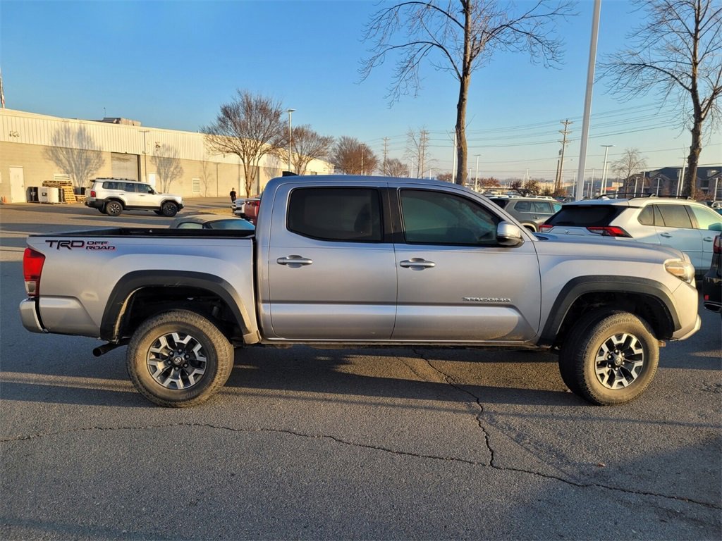 Used 2017 Toyota Tacoma TRD Off-Road image 2