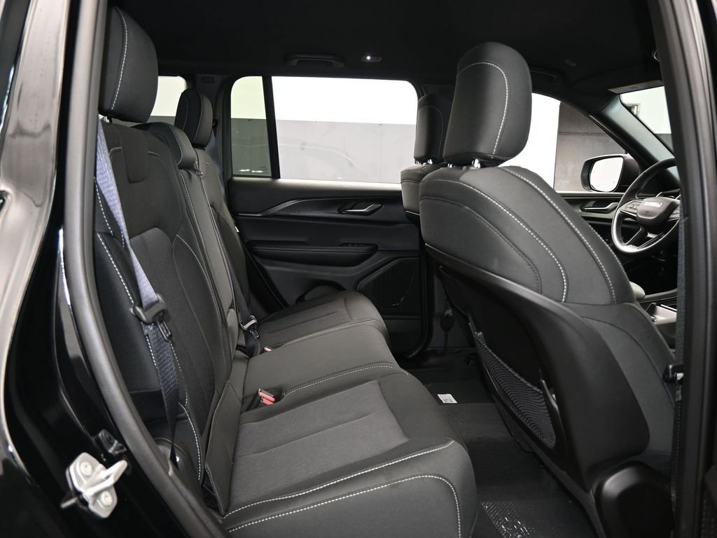 Used 2025 Jeep Grand Cherokee Laredo image 37