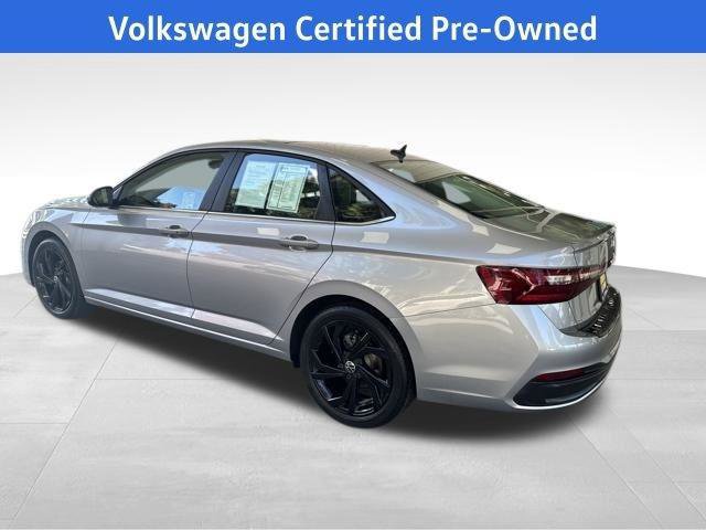Used 2025 Volkswagen Jetta SE w/ Sunroof Package FWD image 4