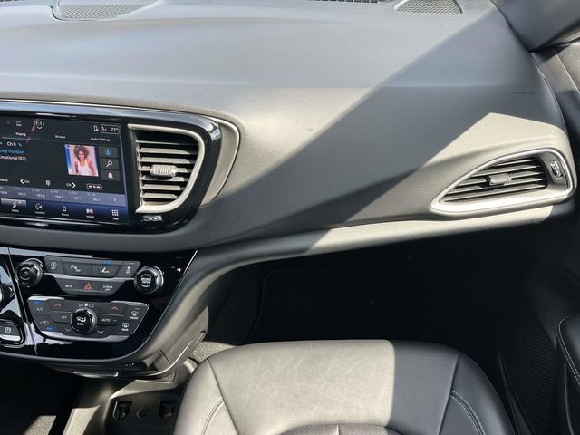 Used 2025 Chrysler Pacifica Select FWD image 18