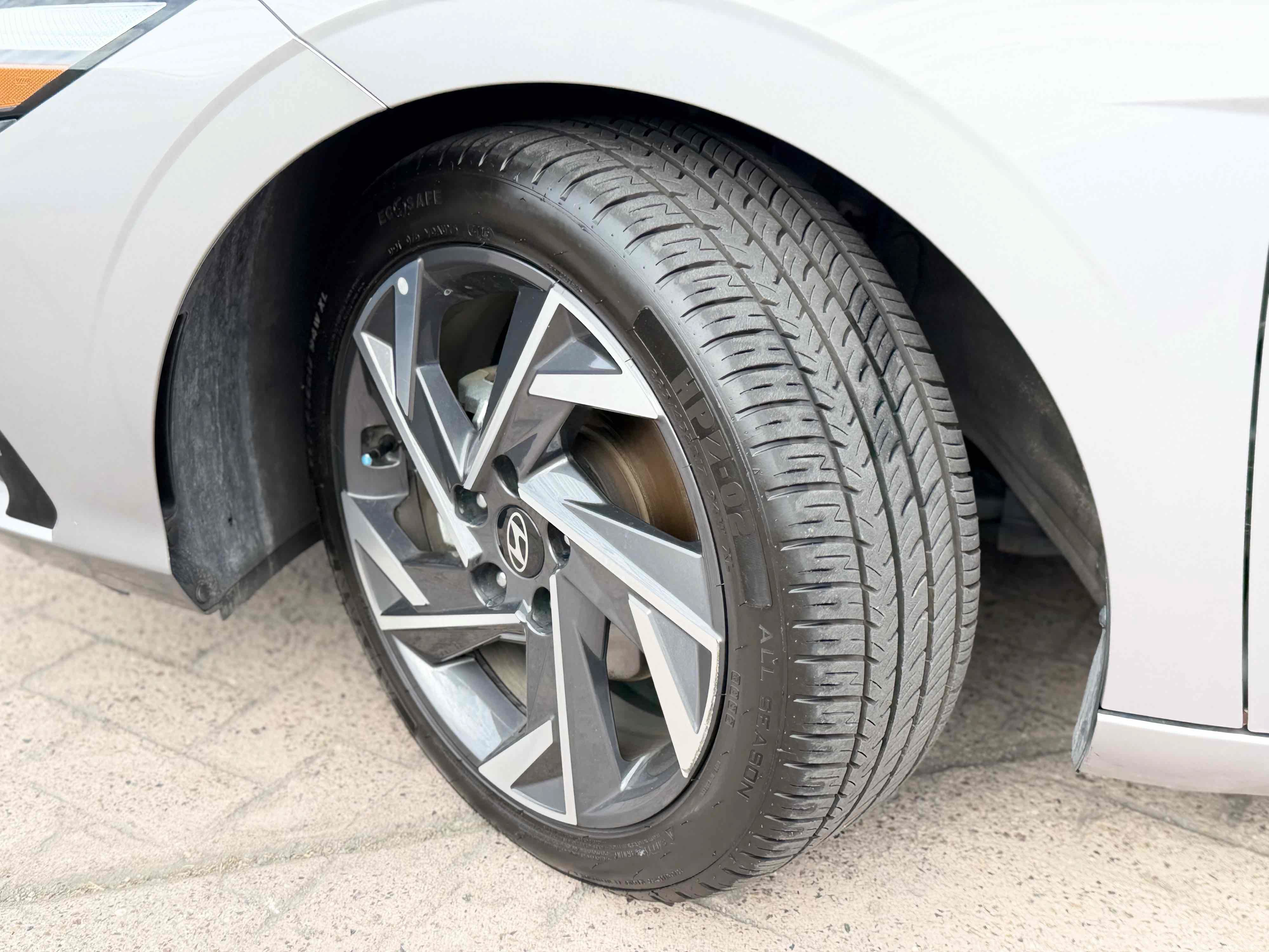 Used 2025 Hyundai Elantra Limited FWD image 15