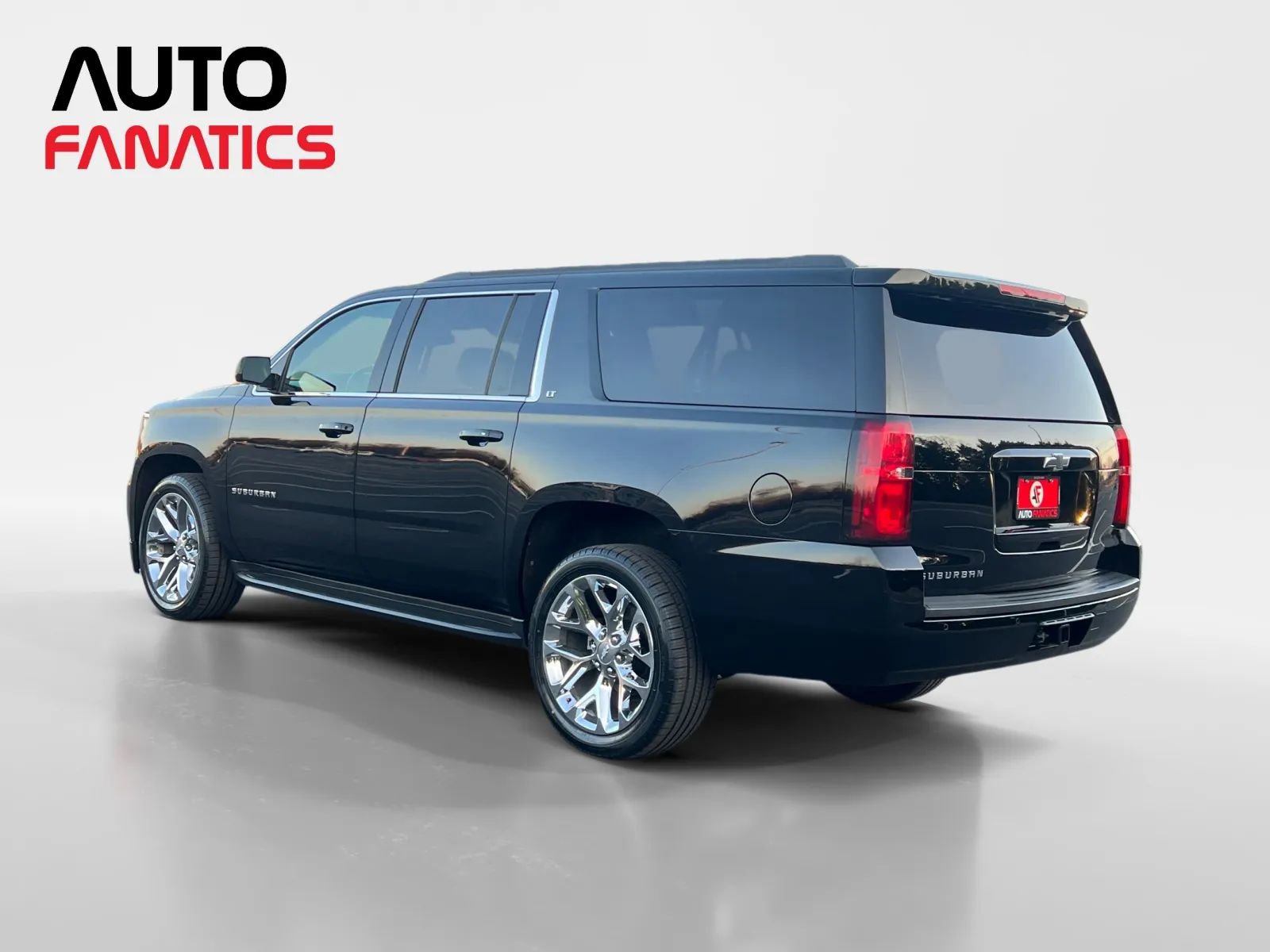 Used 2018 Chevrolet Suburban LT w/ Luxury Package image 3