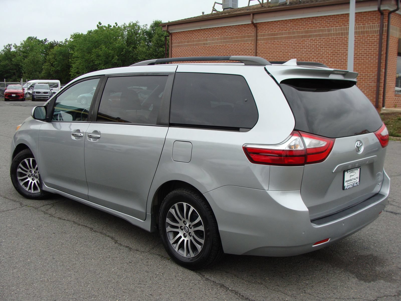 Used 2019 Toyota Sienna XLE w/ XLE Navigation Package FWD image 4
