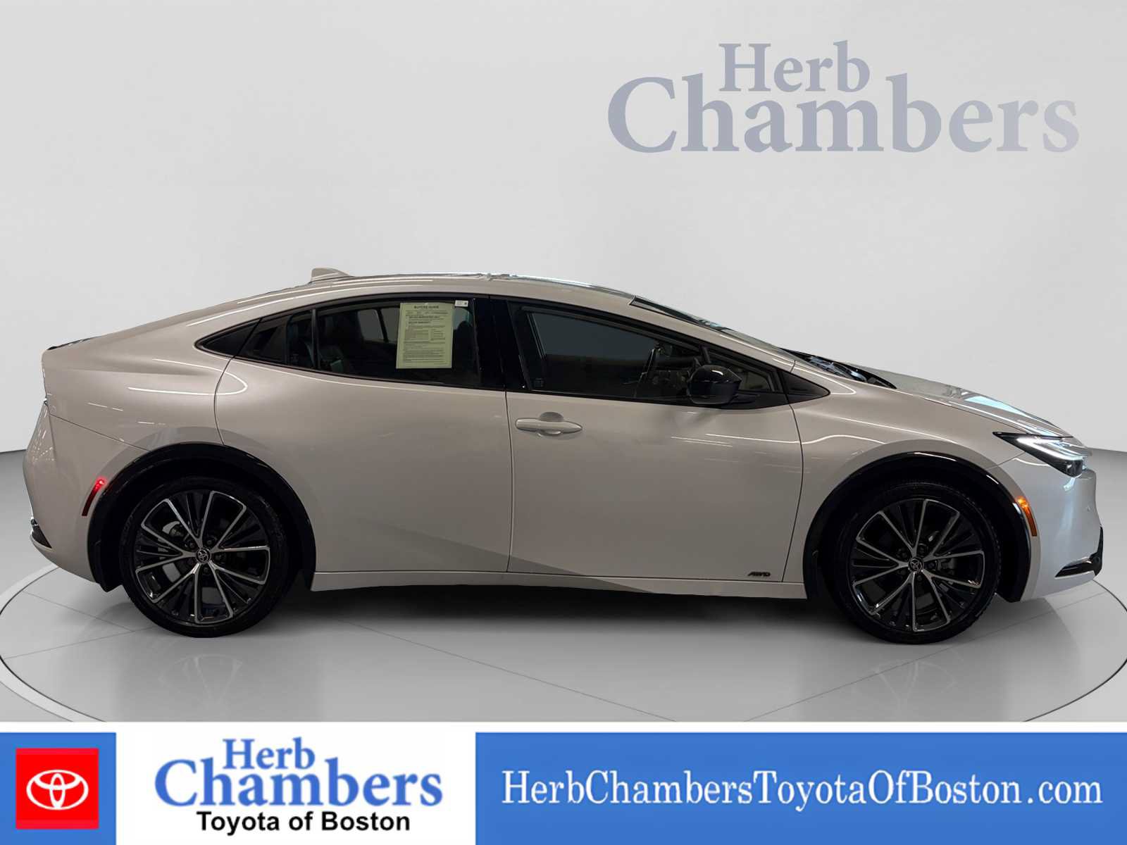 Used 2025 Toyota Prius XLE AWD/4WD image 9