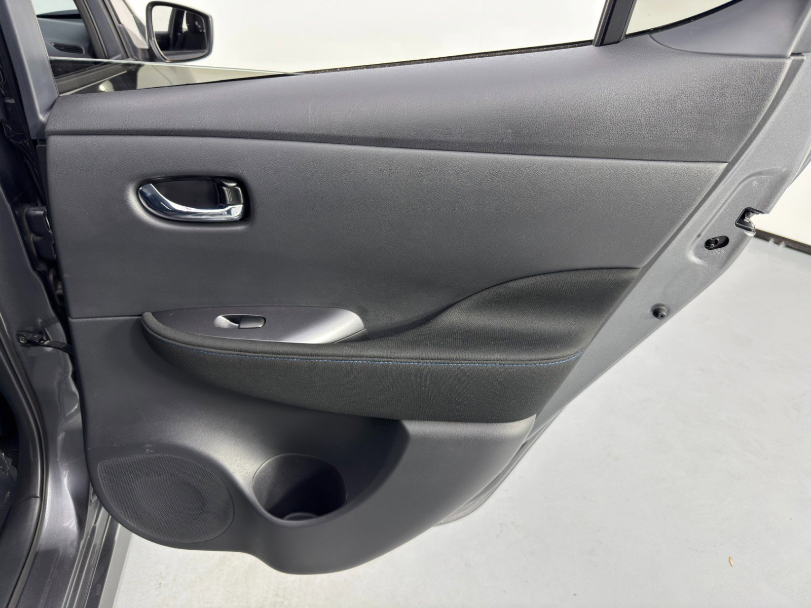 Used 2025 Nissan Leaf S image 37