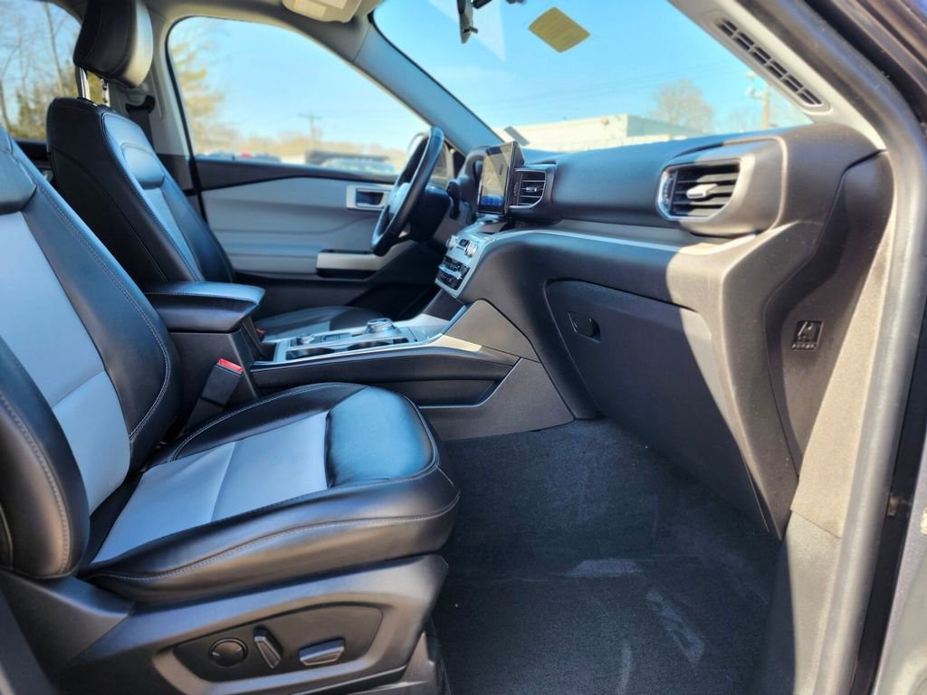 Certified 2022 Ford Explorer XLT w/ Equipment Group 202A image 11