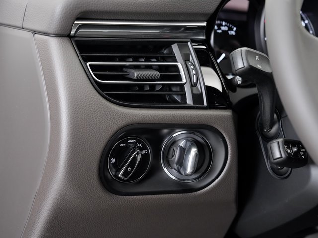Certified 2025 Porsche Macan AWD/4WD image 12