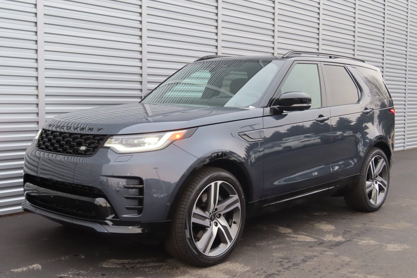 New 2024 Land Rover Discovery Dynamic SE image 14