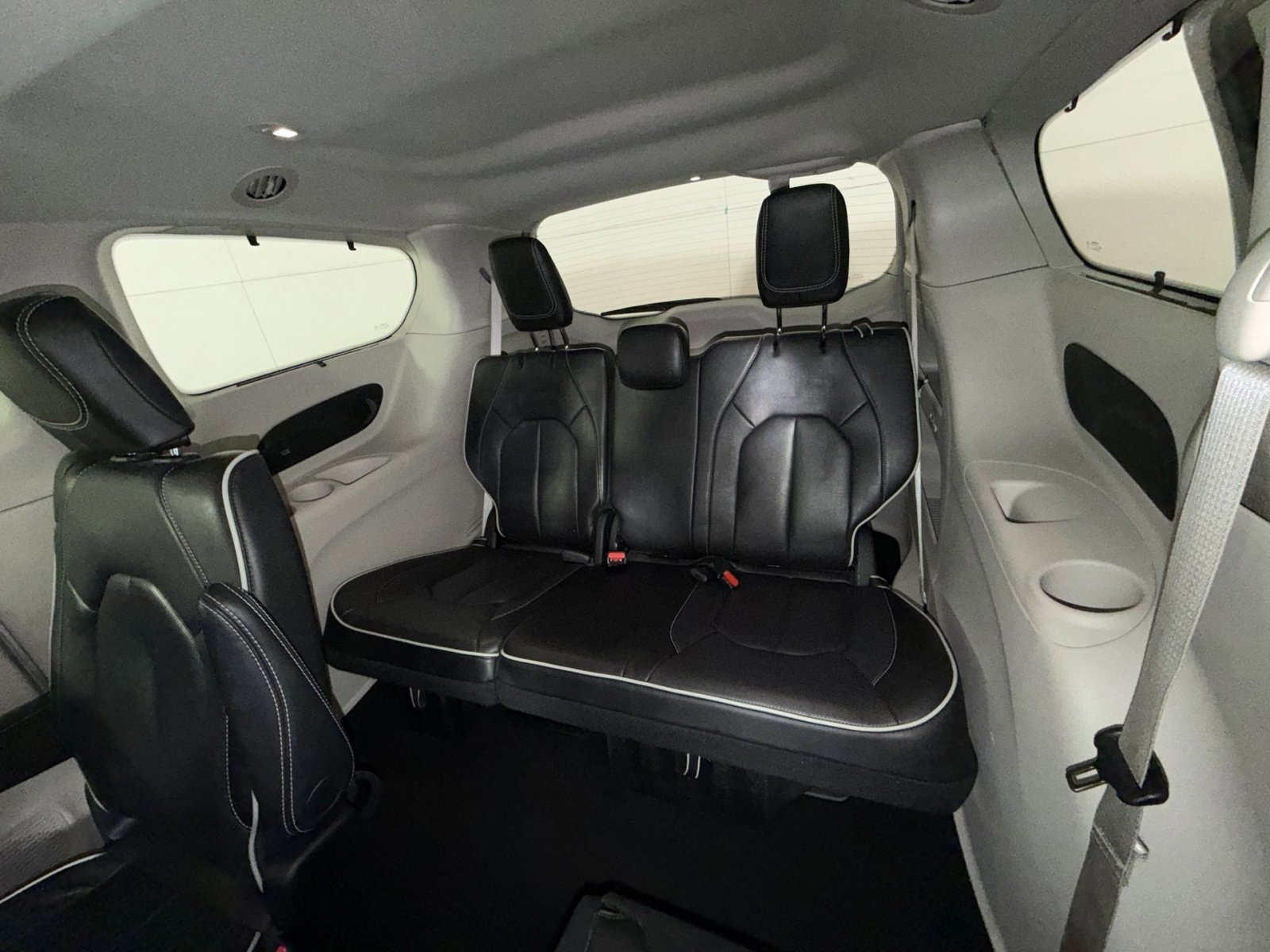 Used 2024 Chrysler Pacifica Limited image 26