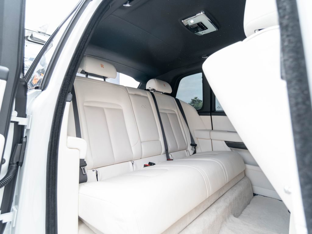 Used 2022 Rolls-Royce Cullinan Black Badge w/ Dark Exterior Package AWD/4WD image 32