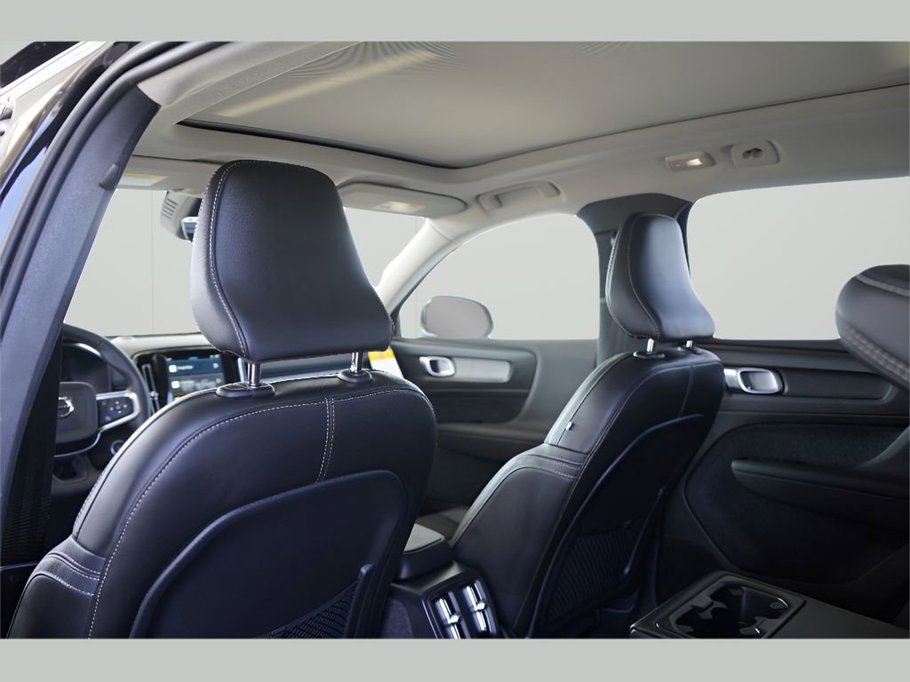 New 2025 Volvo XC40 B5 Core w/ Protection Package Premier image 18