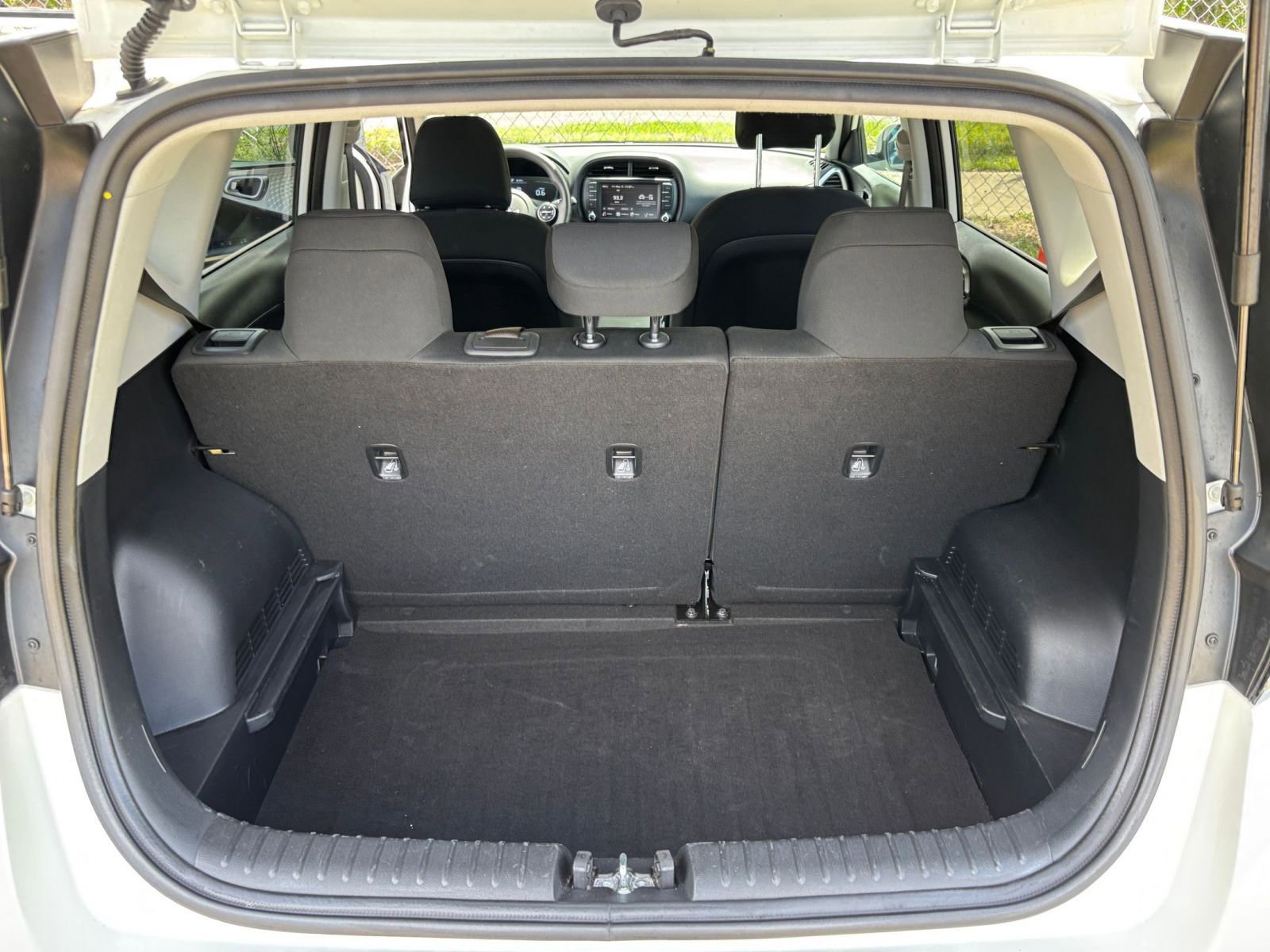 Used 2025 Kia Soul LX w/ LX Technology Package FWD image 29