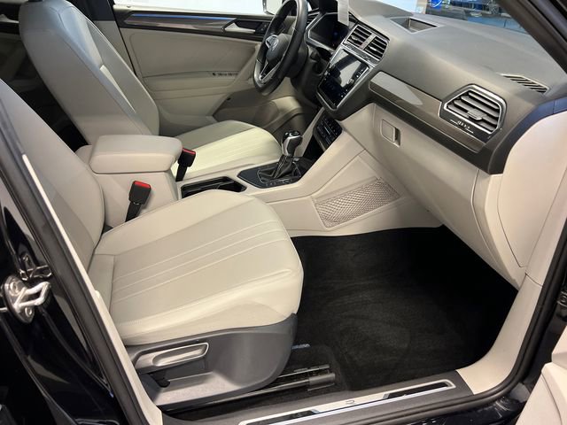 Certified 2022 Volkswagen Tiguan SE R-Line FWD image 10