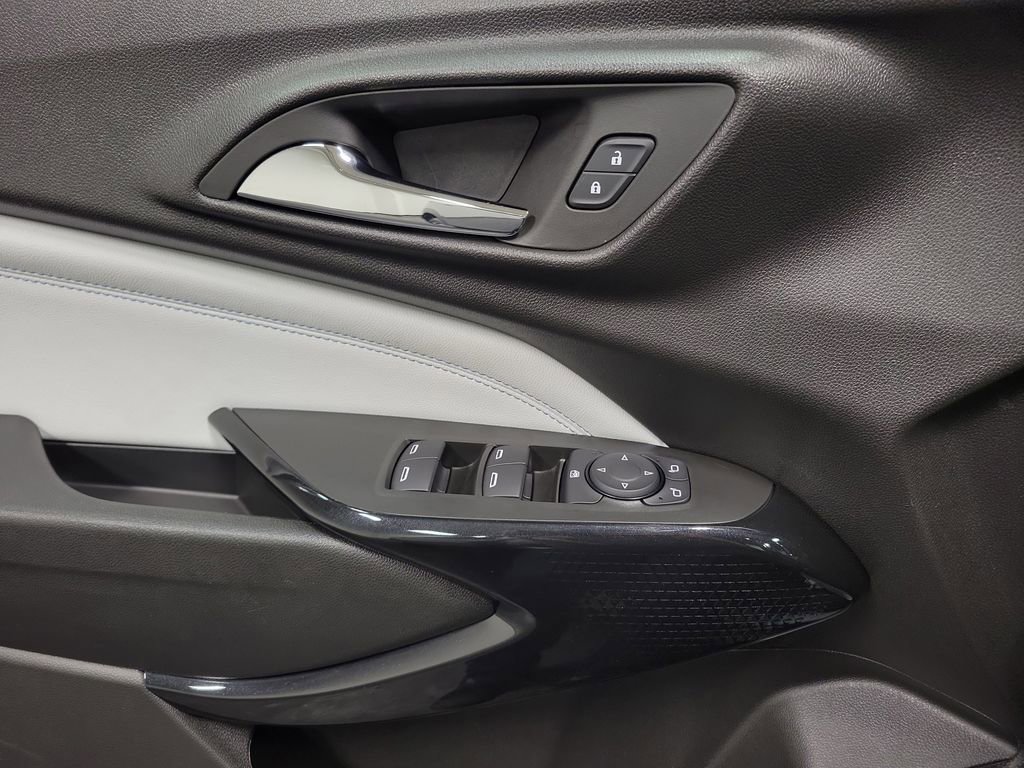 Used 2025 Chevrolet Trax LT image 19